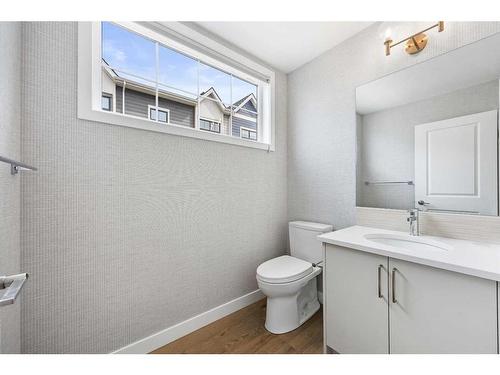 585 Mahogany Road Se, Calgary, AB - Indoor Photo Showing Bathroom