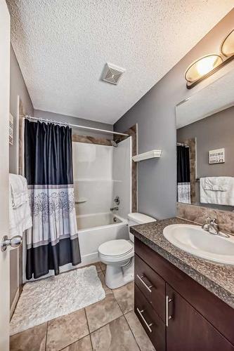 453 Copperpond Landing Se, Calgary, AB - Indoor Photo Showing Bathroom