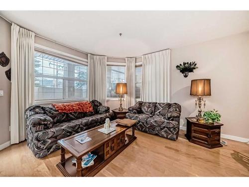 101-3412 Parkdale Boulevard Nw, Calgary, AB - Indoor Photo Showing Living Room