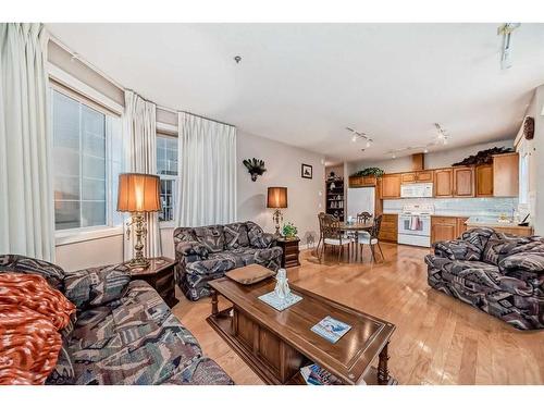 101-3412 Parkdale Boulevard Nw, Calgary, AB - Indoor Photo Showing Living Room