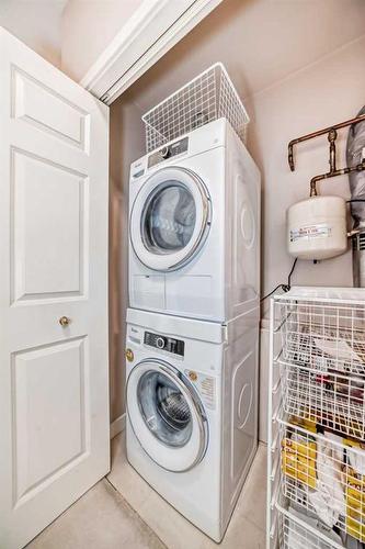 101-3412 Parkdale Boulevard Nw, Calgary, AB - Indoor Photo Showing Laundry Room