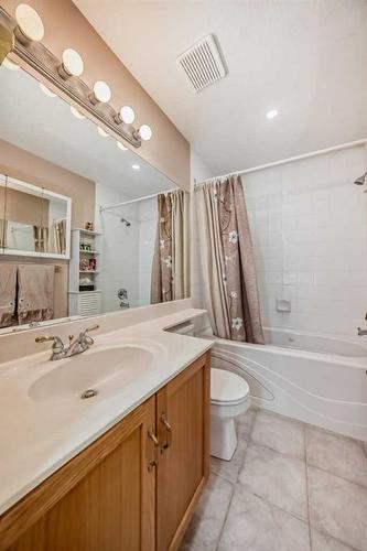 101-3412 Parkdale Boulevard Nw, Calgary, AB - Indoor Photo Showing Bathroom