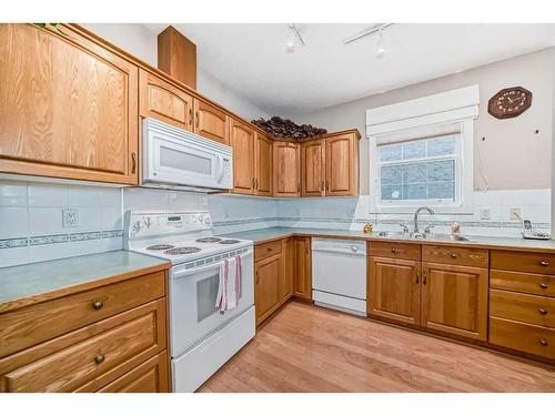 101-3412 Parkdale Boulevard Nw, Calgary, AB - Indoor Photo Showing Kitchen