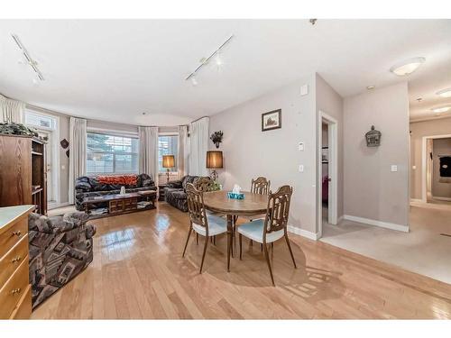 101-3412 Parkdale Boulevard Nw, Calgary, AB - Indoor Photo Showing Dining Room