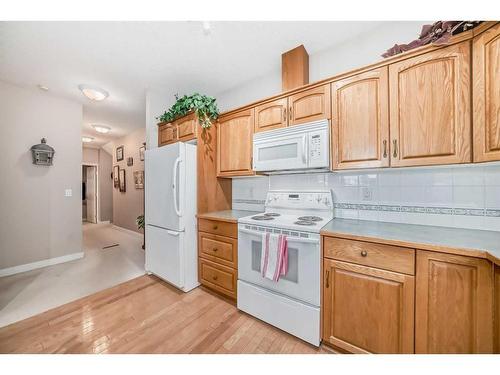 101-3412 Parkdale Boulevard Nw, Calgary, AB - Indoor Photo Showing Kitchen