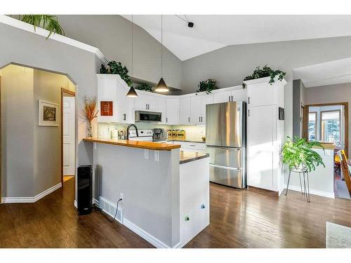 325 De Foras Close Nw, High River, AB - Indoor Photo Showing Kitchen