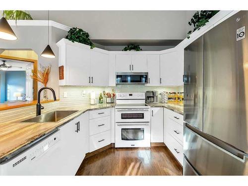 325 De Foras Close Nw, High River, AB - Indoor Photo Showing Kitchen