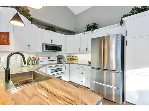 325 De Foras Close Nw, High River, AB - Indoor Photo Showing Kitchen