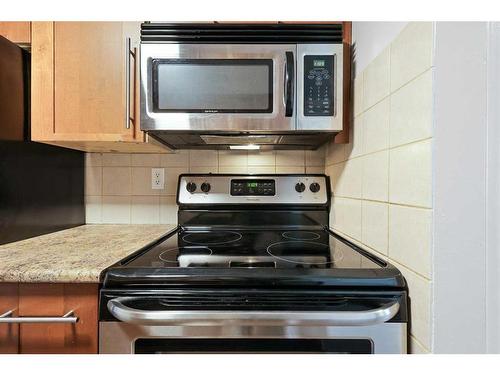 1-1055 72 Avenue Nw, Calgary, AB - Indoor Photo Showing Kitchen