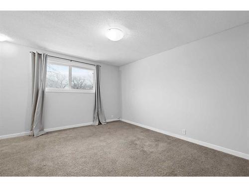 1-1055 72 Avenue Nw, Calgary, AB - Indoor Photo Showing Other Room