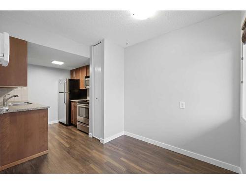 1-1055 72 Avenue Nw, Calgary, AB - Indoor Photo Showing Kitchen