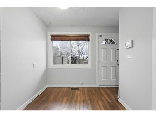 1-1055 72 Avenue Nw, Calgary, AB - Indoor Photo Showing Other Room