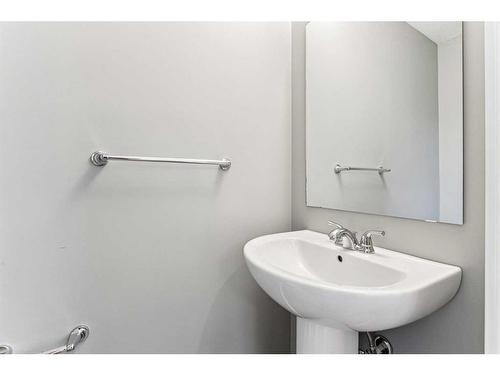 89 Riversong Boulevard, Cochrane, AB - Indoor Photo Showing Bathroom