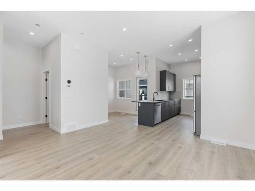 110-595 Mahogany Road Se, Calgary, AB - Indoor Photo Showing Kitchen