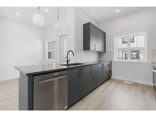 110-595 Mahogany Road Se, Calgary, AB - Indoor Photo Showing Kitchen