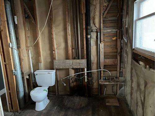 415 2 Street South, Vulcan, AB - Indoor Photo Showing Bathroom