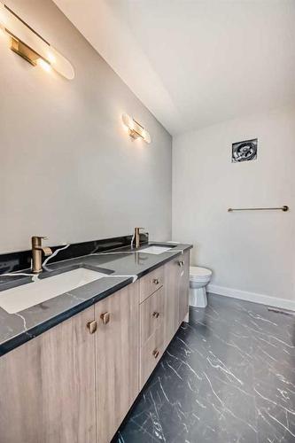 37 Shale Avenue, Cochrane, AB - Indoor Photo Showing Bathroom