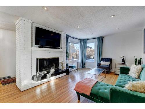 10 Stanley Place Sw, Calgary, AB - Indoor Photo Showing Living Room With Fireplace