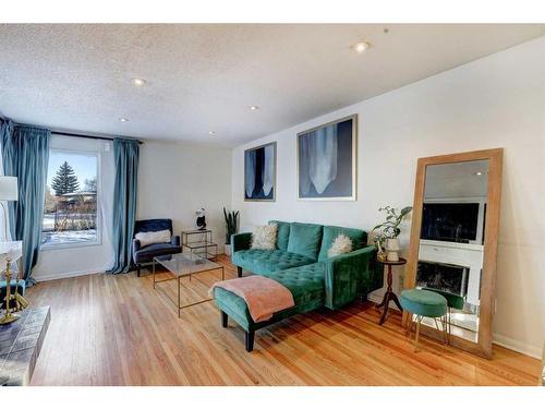 10 Stanley Place Sw, Calgary, AB - Indoor Photo Showing Living Room