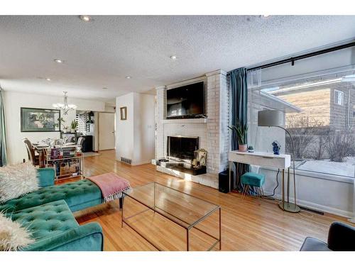 10 Stanley Place Sw, Calgary, AB - Indoor Photo Showing Living Room