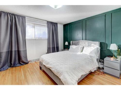 10 Stanley Place Sw, Calgary, AB - Indoor Photo Showing Bedroom