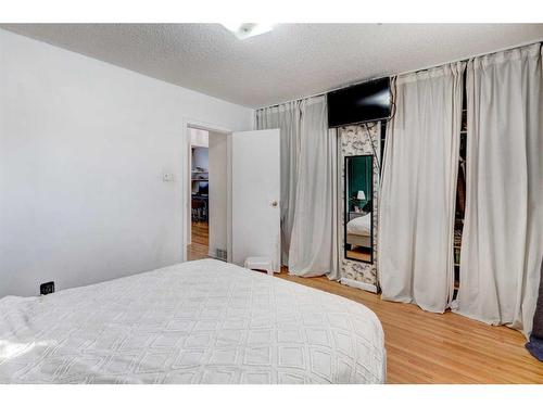 10 Stanley Place Sw, Calgary, AB - Indoor Photo Showing Bedroom