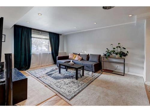 10 Stanley Place Sw, Calgary, AB - Indoor Photo Showing Living Room