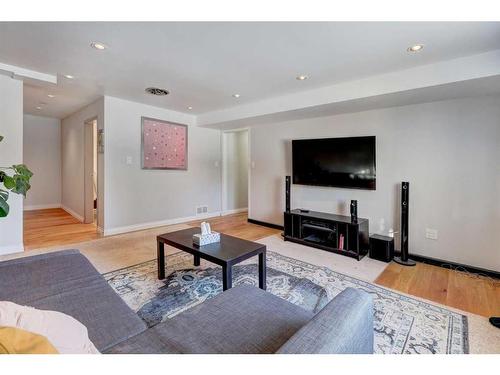 10 Stanley Place Sw, Calgary, AB - Indoor Photo Showing Living Room