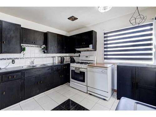 10 Stanley Place Sw, Calgary, AB - Indoor Photo Showing Kitchen