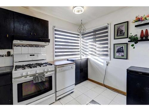 10 Stanley Place Sw, Calgary, AB - Indoor Photo Showing Kitchen