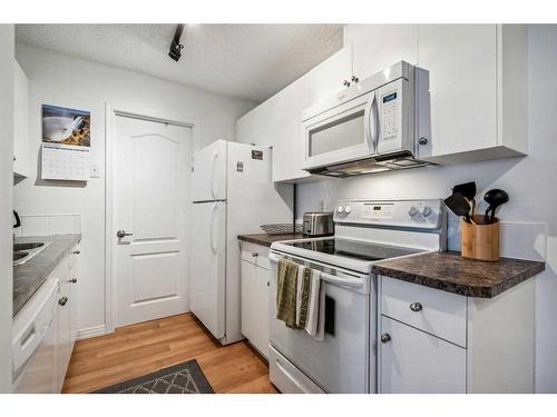 3213-13045 6 Street Sw, Calgary, AB - Indoor Photo Showing Kitchen