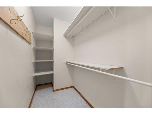 2109 22 Avenue, Didsbury, AB - Indoor With Storage