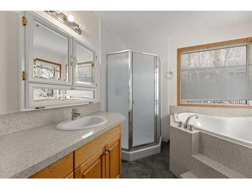 2109 22 Avenue, Didsbury, AB - Indoor Photo Showing Bathroom