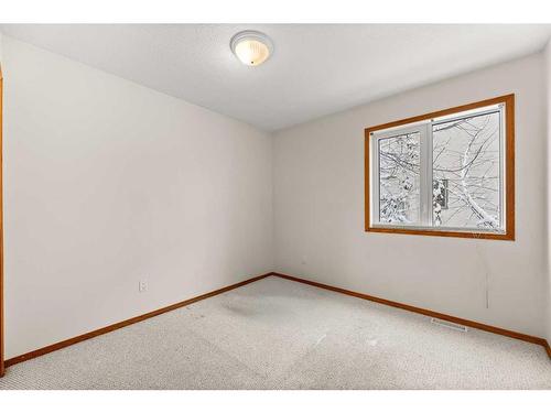 2109 22 Avenue, Didsbury, AB - Indoor Photo Showing Other Room