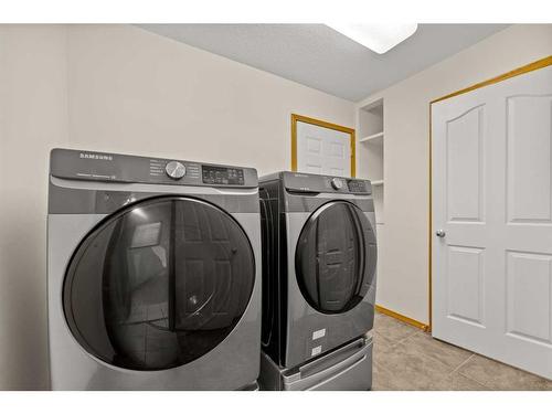 2109 22 Avenue, Didsbury, AB - Indoor Photo Showing Laundry Room