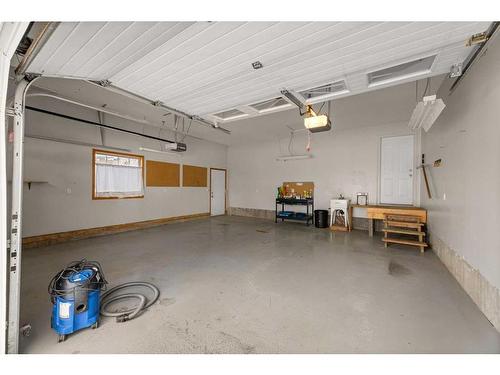 2109 22 Avenue, Didsbury, AB - Indoor Photo Showing Garage