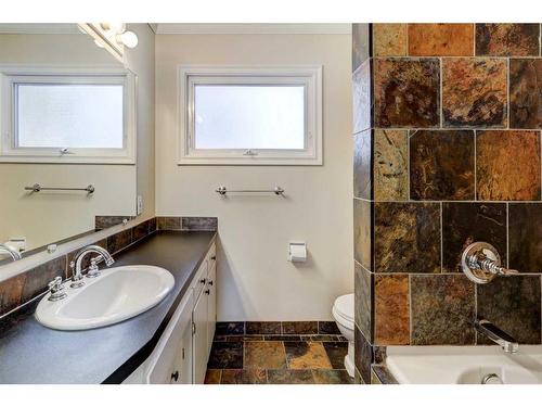 4236 Chippewa Road Nw, Calgary, AB - Indoor Photo Showing Bathroom