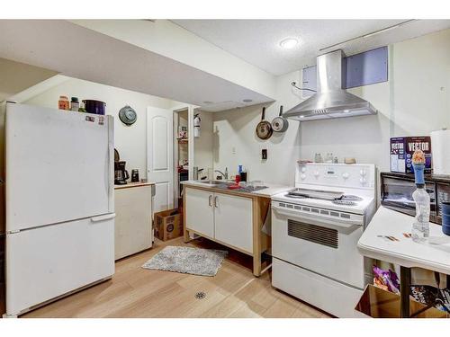 4236 Chippewa Road Nw, Calgary, AB - Indoor Photo Showing Kitchen