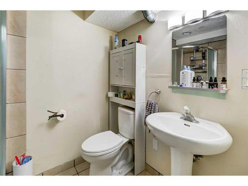 4236 Chippewa Road Nw, Calgary, AB - Indoor Photo Showing Bathroom