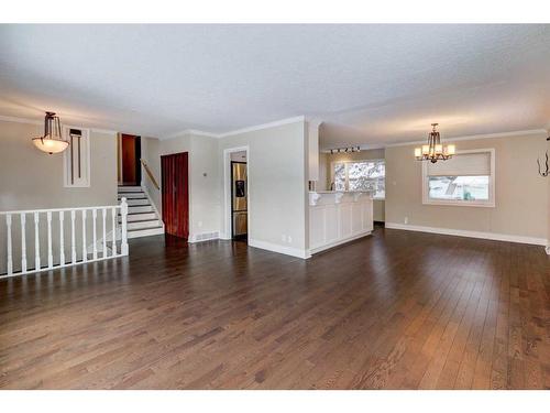 4236 Chippewa Road Nw, Calgary, AB - Indoor Photo Showing Living Room