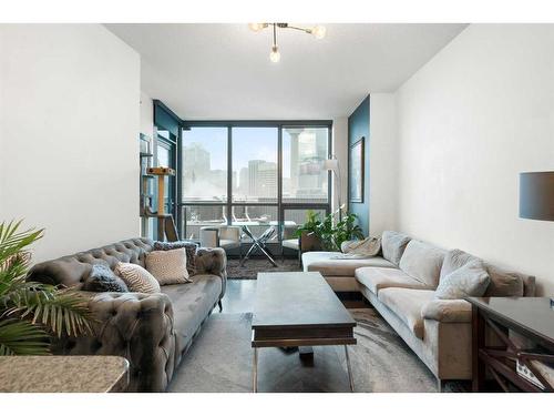 2103-220 12 Avenue Se, Calgary, AB - Indoor Photo Showing Living Room