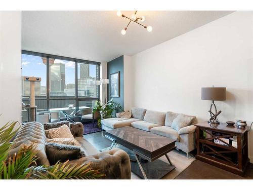 2103-220 12 Avenue Se, Calgary, AB - Indoor Photo Showing Living Room