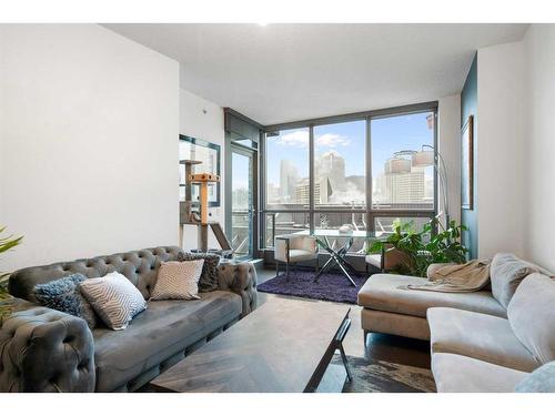 2103-220 12 Avenue Se, Calgary, AB - Indoor Photo Showing Living Room