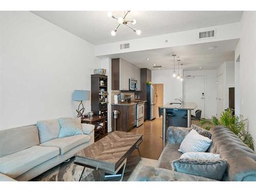 2103-220 12 Avenue Se, Calgary, AB - Indoor Photo Showing Living Room