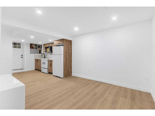 259 Whitehill Place Ne, Calgary, AB - Indoor Photo Showing Kitchen