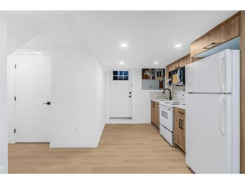 259 Whitehill Place Ne, Calgary, AB - Indoor Photo Showing Kitchen