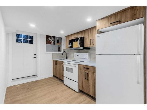 259 Whitehill Place Ne, Calgary, AB - Indoor Photo Showing Kitchen