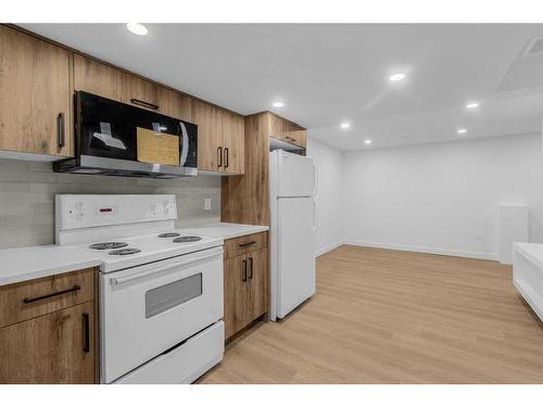 259 Whitehill Place Ne, Calgary, AB - Indoor Photo Showing Kitchen