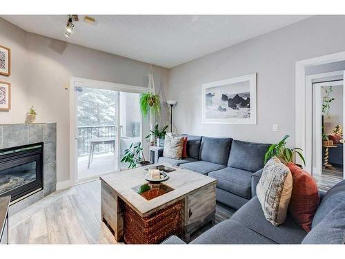 202-126 14 Avenue Sw, Calgary, AB - Indoor Photo Showing Living Room With Fireplace