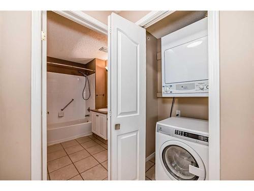 401-5000 Somervale Court Sw, Calgary, AB - Indoor Photo Showing Laundry Room